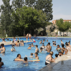 Aforo completo ayer en las piscinas municipales del barrio de Balàfia. 