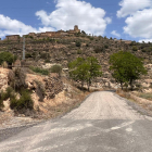 La carretera d’accés al poble de Ribelles.