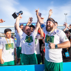 Los jugadores de la UE Balàfia Pibody, con el trofeo de campeones.