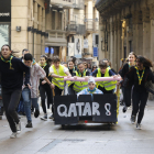 Una de les andròmines al seu pas per l’Eix Comercial en la tradicional cursa de llits.