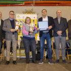 La subdirectora de SEGRE Anna Gómez, amb la resta de premiats i autoritats a la gala de Balaguer.