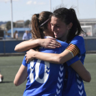 Iris Aixalà, con el brazalete de capitana, se abraza a una jugadora del AEM en un partido de esta pasada temporada.