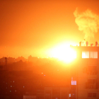 Llamas y humo tras un ataque aéreo israelí en Gaza.