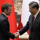 Salutació entre Emmanuel Macron i Xi Jinping a l’inici de la seua reunió a Pequín.