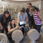 Los especialistas durante la actuación de conservación preventiva de las estelas funerarias. 