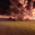 Salven 110 vedells en un aparatós incendi en una granja de Fraga