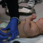 Un nen de dos mesos rebent una vacuna contra la meningitis.