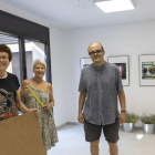 Jesús Molina y miembros de La Ruella, en el montaje de las exposiciones del ‘FotArtC’ de Cabanabona.