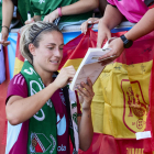 Alexia Putellas firma autógrafos en el entrenamiento de ayer.