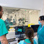 Profesionales del Arnau de Vilanova trabajando en la nueva sala de intervencionismo para el diagnóstico y tratamiento de arritmias del hospital