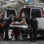 Trasladan a un hombre herido en el tiroteo de ayer en Jerusalén.