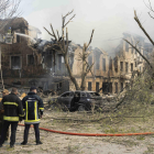 Bombers treballen en l’incendi d’un edifici després d’un atac aeri rus en una clínica a Dnipró.