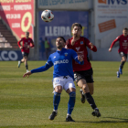 Chuli, que va anotar el seu cinquè gol aquesta temporada, protegeix la pilota davant De las Marinas.