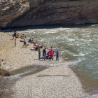 A prop de l’aigua en plena sequera - El pantà de Canelles, a la Noguera Ribagorçana, està a menys del 20% de la capacitat i el congost de Mont-rebei mostra les velles marques de l’aigua, de quan el nivell era més alt, als nombrosos turistes ...