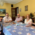 Mínguez, Oña y Crespín, con un matrimonio de pensionistas, ayer. 