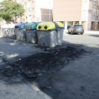 Estat en el qual va quedar l’asfalt on hi havia el cotxe calcinat a la plaça Barcelona.