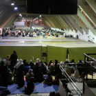 El Palau de Vidre ahir durant la pregària nocturna del ramadà, amb les dones allunyades dels homes