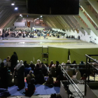 El Palau de Vidre ayer durante el rezo nocturno del Ramadán, con las mujeres alejadas de los hombres.