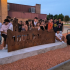 Los jóvenes que ayudaron en las labores de adecuación de los accesos a la ermita de Sant Roc inauguraron el monumento. 