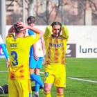 Els jugadors del Lleida Nani i Chuli es lamenten ostensiblement després de fallar una clara ocasió de gol a la segona meitat del partit.