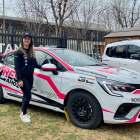 Ares Lahoz, junto al Renault Clio que conducirá hoy en el arranque del Estatal en Galicia.