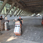 Operarios cargando y recogiendo material de oficina de la Fira en el Palau de Vidre, ayer por la mañana.