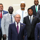 Vladímir Putin posando en la cumbre de San Petersburgo con algunos de los líderes africanos. 