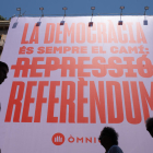 Òmnium pide un referéndum -  Òmnium Cultural desplegó ayer una pancarta en la calle Pelai, en el centro de Barcelona, a favor del referéndum y lanzó una advertencia al presidente del Gobierno en funciones, Pedro Sánchez: “Pues parece que n ...
