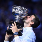 Djokovic besa la Norman Brooks Challenge Cup, que l’acredita com a vencedor a Austràlia.