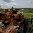 Un home al costat d’un tanc destruït a Borodianka, a la regió ucraïnesa de Donetsk.