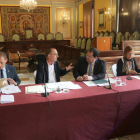 L'alcalde de Lleida Miquel Pueyo conversa amb el conseller d'Interior Joan Ignasi Elena a la Junta Local de Seguretat de Lleida