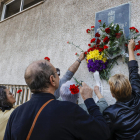 Ofrena floral en l’homenatge al càmera de Telecinco José Couso a Ferrol.