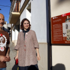La consellera de Justícia, Gemma Ubasart, i l'alcalde de Tornabous, David Vilaró, al costat de la placa del Memorial Democràtic a la casa de Salvador Seguí