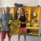 Ramon Porta, president del club, amb la nova jugadora del Vila-sana, Sara Planella.