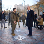 Volodímir Zelenski y Joe Biden juntos ayer ante la placa con el nombre del presidente estadounidense en el Paseo de los Valientes de Kyiv.