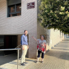 Xavi Palau y la presidenta de la asociación de vecinos de la Bordeta, Mari Carmen Guerrero, ante el número 18 de la calle Manuel Carrasco i Formiguera de Lleida.