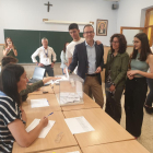 Marc Solsona, depositando su voto en un colegio electoral en Mollerussa.