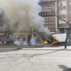 L’incendi de la furgoneta, a l’avinguda Prat de la Riba.