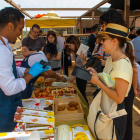 Una de las paradas del mercado con productos gastronómicos de proximidad. 