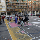 Comencen a pintar un gran mural a la plaça del Clot de les Granotes