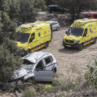 El estado en que quedó el vehículo tras salirse de una curva y despeñarse de unos tres metros de altura. 