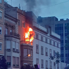 El incendio en la tercera planta de un bloque de pisos de Balmes causó una gran llamarada. 