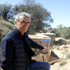 El alcalde, Jaume Gilabert, muestra el acceso al refugio antiaéreo recuperado en las trincheras. 