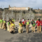 Els infants van participar en jocs tradicionals com una cursa de sacs.