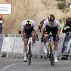 Primoz Roglic, en el tramo final de etapa, frente a Evenepoel.