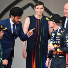 El presidente de la FIA felicita a Verstappen y Alonso, con los príncipes de Mónaco de fondo.