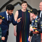 El president de la FIA felicita Verstappen i Alonso, amb els prínceps de Mònaco de fons.