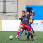 Jofre Graells intenta controlar un balón ante la presión de dos rivales del San Mauro.