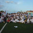 Los jugadores del Borges celebran el ascenso en el campo.