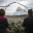 El foc va crear denses columnes de fum que es podien visibilitzar des de quilòmetres de distància.